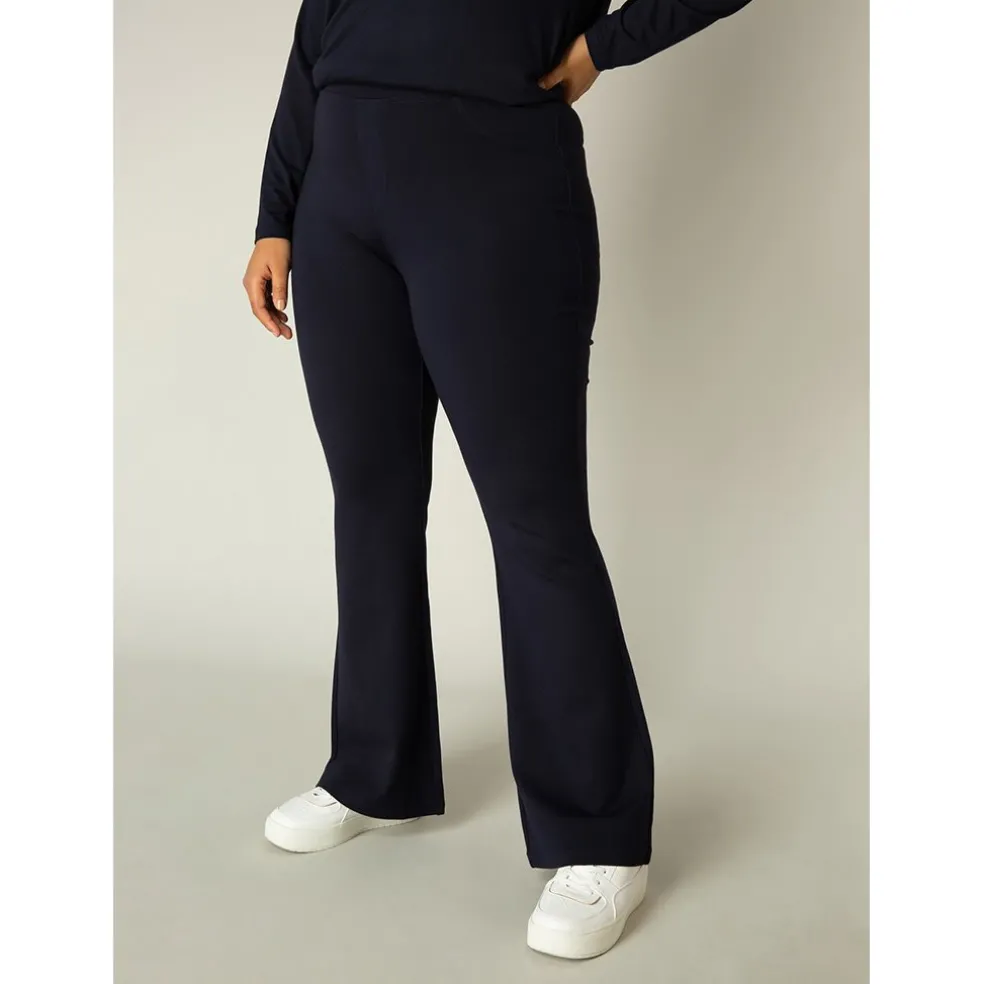 broek_base_level_curvy_al_1.webp Broek Base level curvy Allie D.blauw 7000011