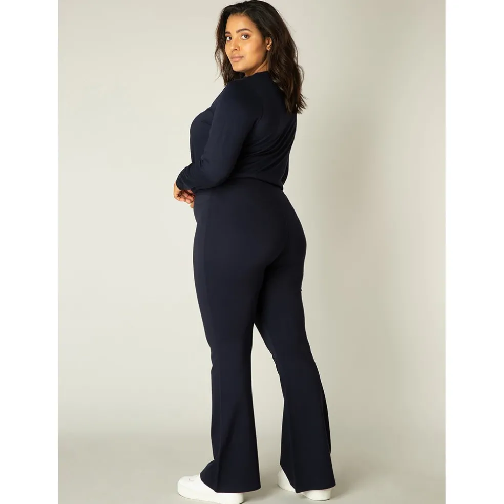 broek_base_level_curvy_al_3.webp Broek Base level curvy Allie D.blauw 7000011