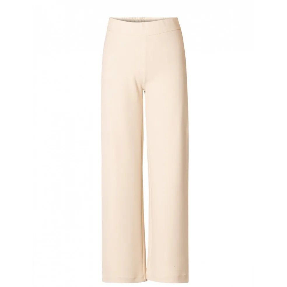 broek_base_level_curvy_li_1.webp Broek Base Level Curvy licht beige Arah 7000092