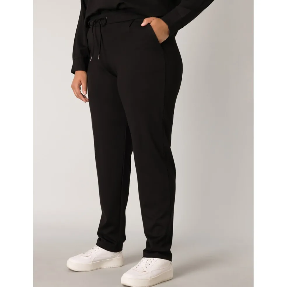 broek_base_level_curvy_zw_0-2.webp Broek Base Level Curvy zwart Yoanna 7000078