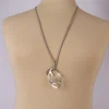 halsketting leer grijs met witmetalen hanger 1