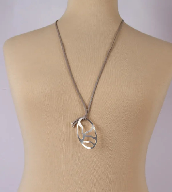 halsketting leer grijs met witmetalen hanger 1