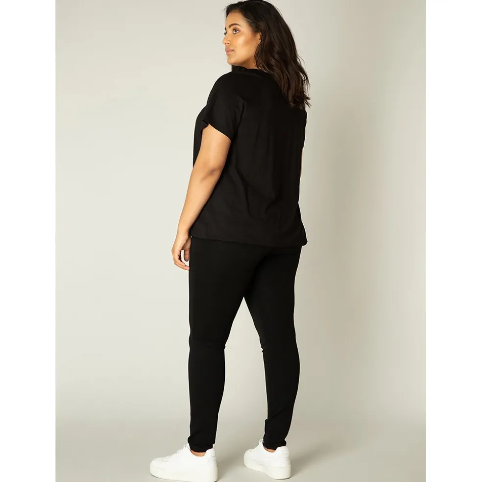 shirt_base_level_curvy_yo_1.webp Shirt Base level curvy Yoni zwart 7000033