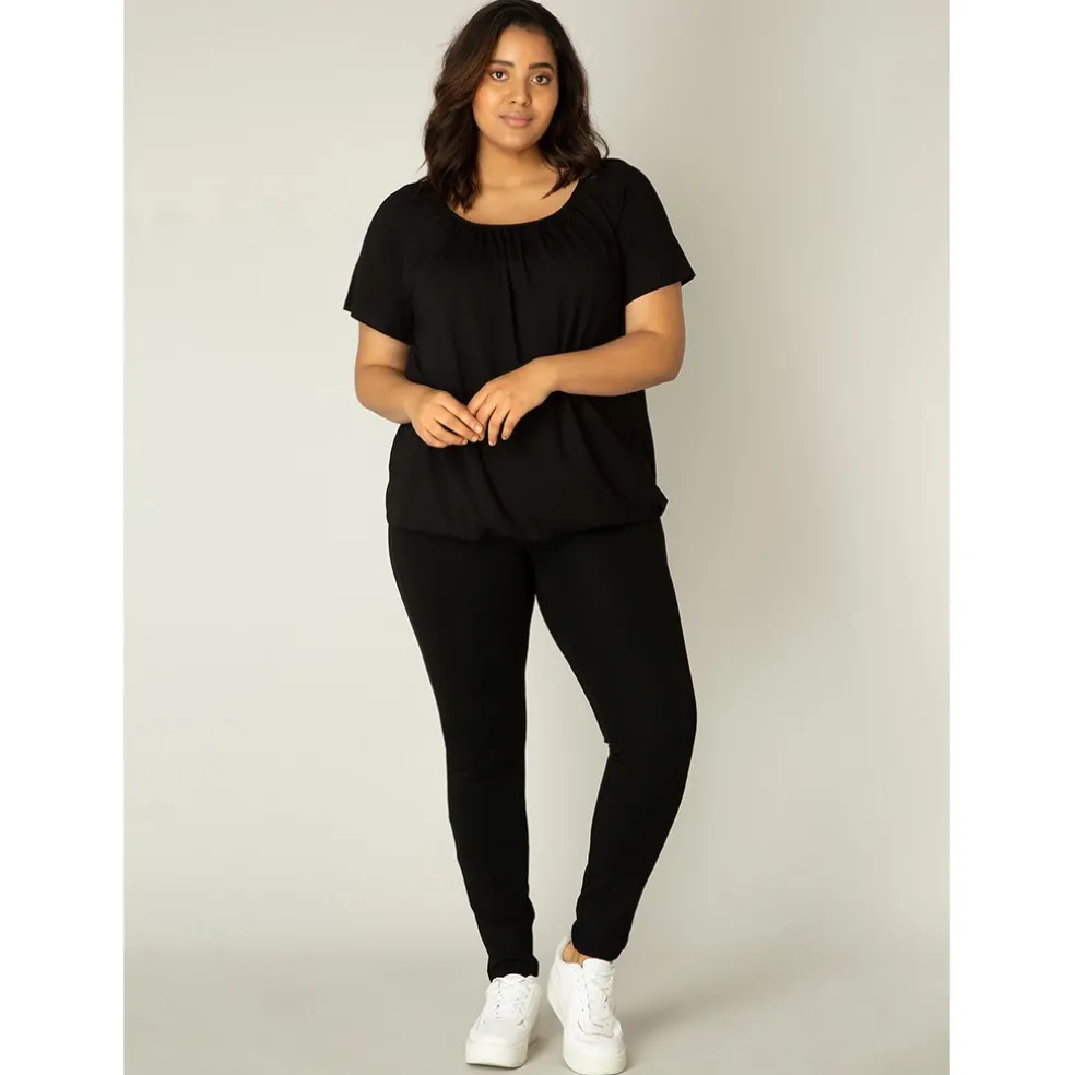 shirt_base_level_curvy_yo_3.webp Shirt Base level curvy Yoni zwart 7000033